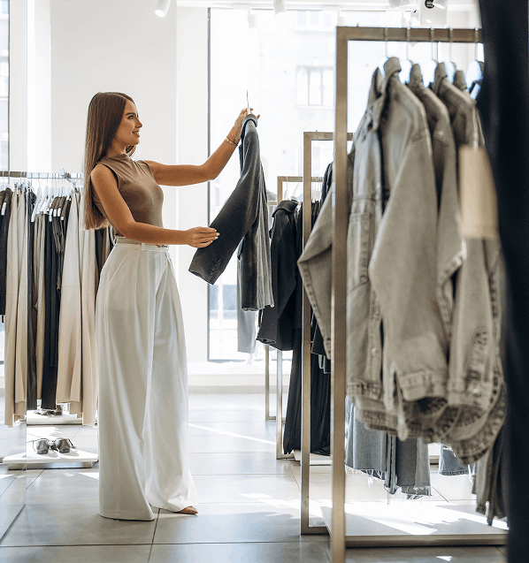 Femme dans une boutique de vêtements